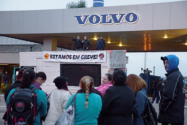 Greve dos metalúrgicos da Volvo contra ameaças de demissão entra no 2º dia